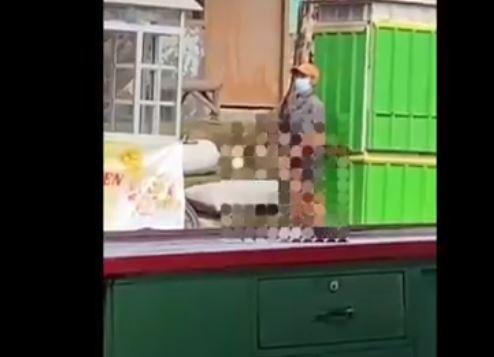 title Viral Video Pria di Bangkalan Pamer Alat Kelamin ke Pemotor Perempuan Viral Video Pria di Bangkalan Pamer Alat Kelamin ke Pemotor Perempuan
