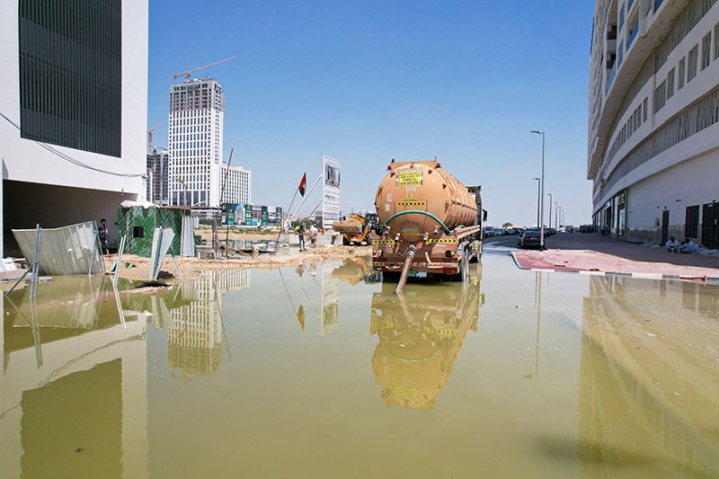 Dubai Masih Banjir, Banyak Mobil Tenggelam Belum Dievakuasi - Bagian 4
