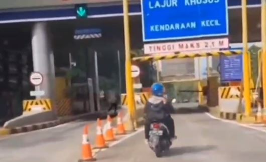 Viral Sejoli Naik Motor Masuk Tol Semarang-Bawen karena Ikuti Google Maps