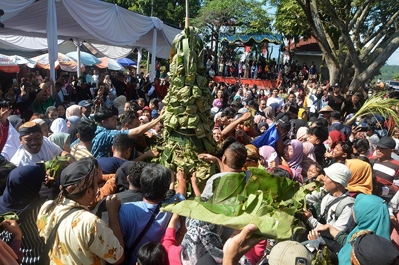 Kirab Budaya Sesaji Rewanda, Tradisi Hadiah untuk Monyet  - Bagian 6