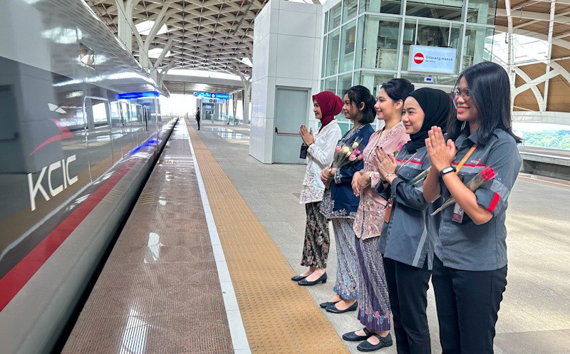 Hari Kartini, Petugas Kereta Cepat Whoosh Pakai Kebaya Bagikan Bunga untuk Penumpang - Bagian 6