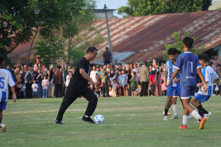 Cetak Dua Gol di Gorontalo, Presiden Jokowi: Mentan Amran Pemain Bola Makassar