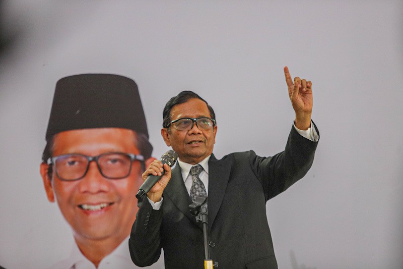 Senyum Mahfud MD Ucapkan Selamat ke Prabowo-Gibran Usai Putusan MK - Bagian 2