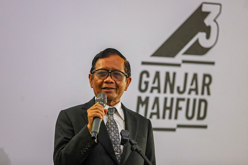 Senyum Mahfud MD Ucapkan Selamat ke Prabowo-Gibran Usai Putusan MK - Bagian 1