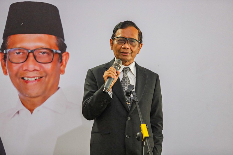 Senyum Mahfud MD Ucapkan Selamat ke Prabowo-Gibran Usai Putusan MK - Bagian 3