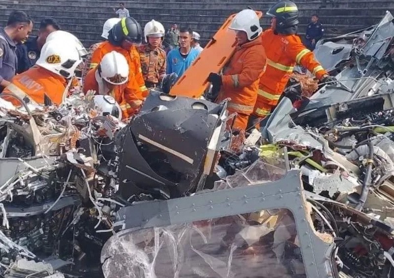 Penampakan Puing-Puing 2 Helikopter Tabrakan saat Latihan Manuver di Malaysia - Bagian 1