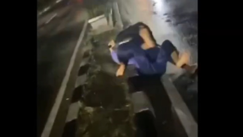 title Viral Duel Remaja Gunakan Senjata Tajam di Tengah Jalan Raya, Kini Ditangkap Polisi Viral Duel Remaja Gunakan Senjata Tajam di Tengah Jalan Raya, Kini Ditangkap Polisi