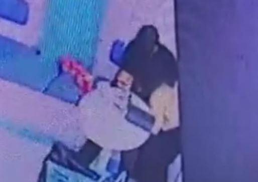 Viral Perempuan Berhijab Mesum dengan Pacar di Kedai Es Krim Malang