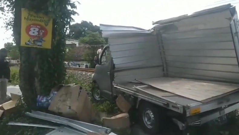 Hindari Motor, Mobil Boks Hantam Pohon hingga Terpental ke Rel Kereta Api di Pasuruan