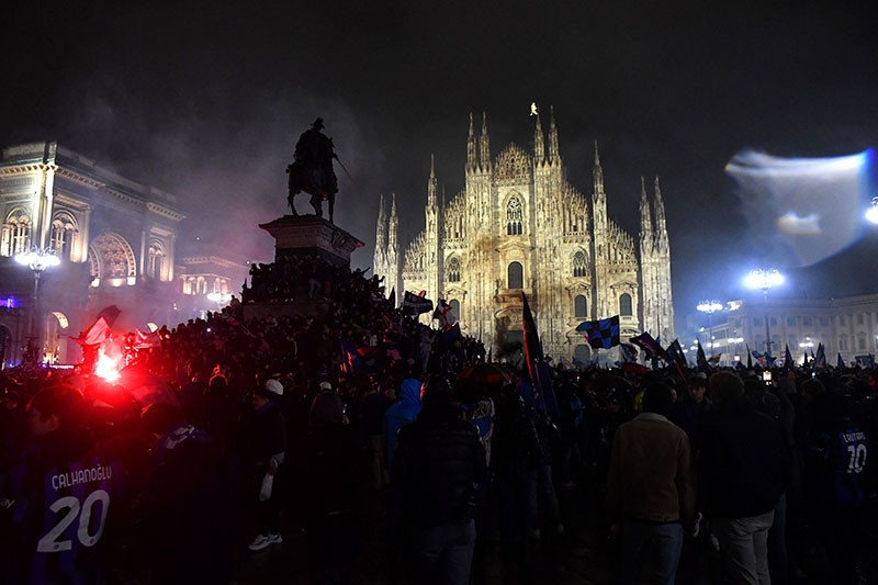  Inter Raih Scudetto, Kota Milan Dibanjiri Ribuan Suporter  - Bagian 2