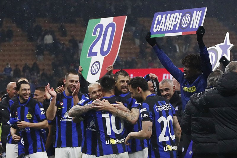  Inter Raih Scudetto, Kota Milan Dibanjiri Ribuan Suporter  - Bagian 4