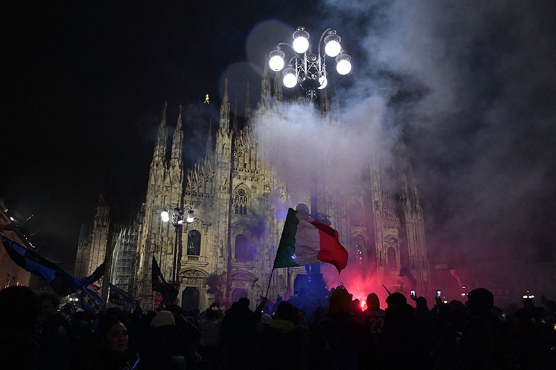  Inter Raih Scudetto, Kota Milan Dibanjiri Ribuan Suporter  - Bagian 3
