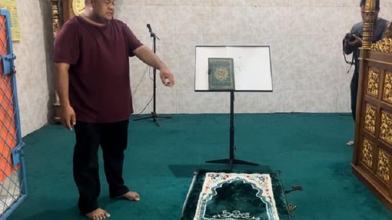 Wanita Curi Karpet Imam Masjid Terekam CCTV di Jambi, Sempat Rogoh Kotak Amal