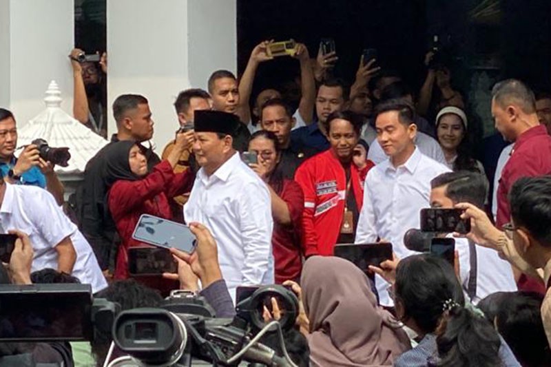Penampilan Prabowo-Gibran Kompak Berbaju Putih Tiba di KPU - Bagian 3