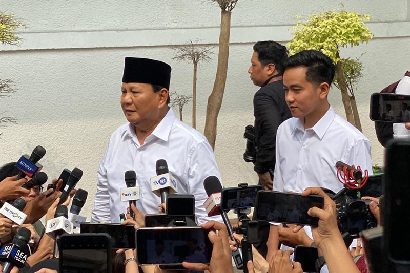 Penampilan Prabowo-Gibran Kompak Berbaju Putih Tiba di KPU - Bagian 2