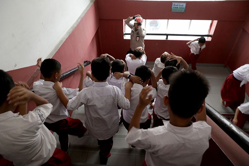 Anak-Anak SD Berlindung di Bawah Meja Ketika Gempa Bumi - Bagian 6