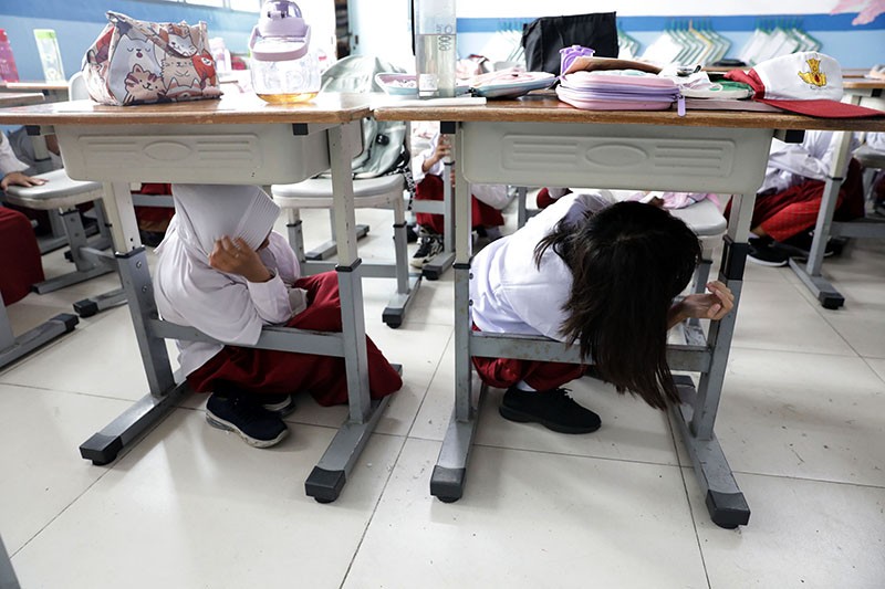 Anak-Anak SD Berlindung di Bawah Meja Ketika Gempa Bumi - Bagian 2