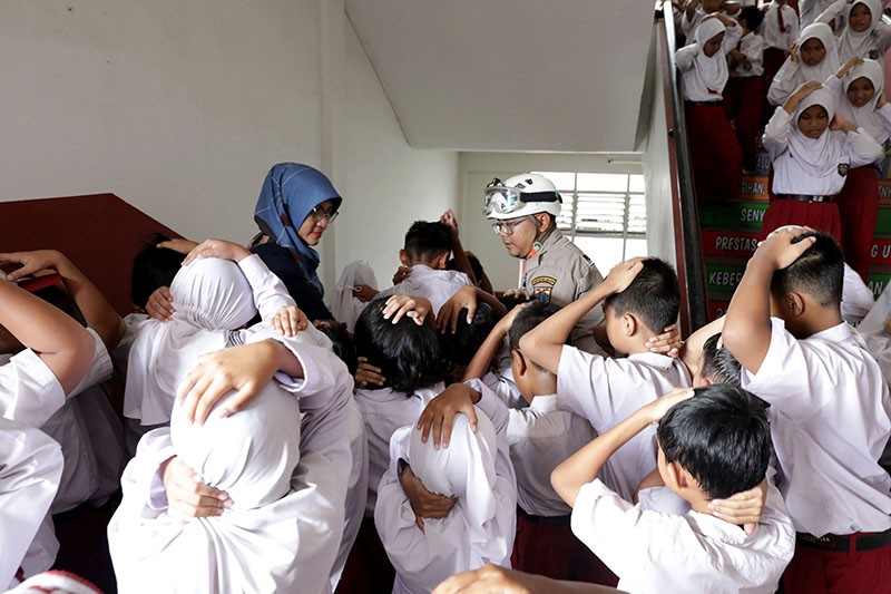 Anak-Anak SD Berlindung di Bawah Meja Ketika Gempa Bumi - Bagian 5