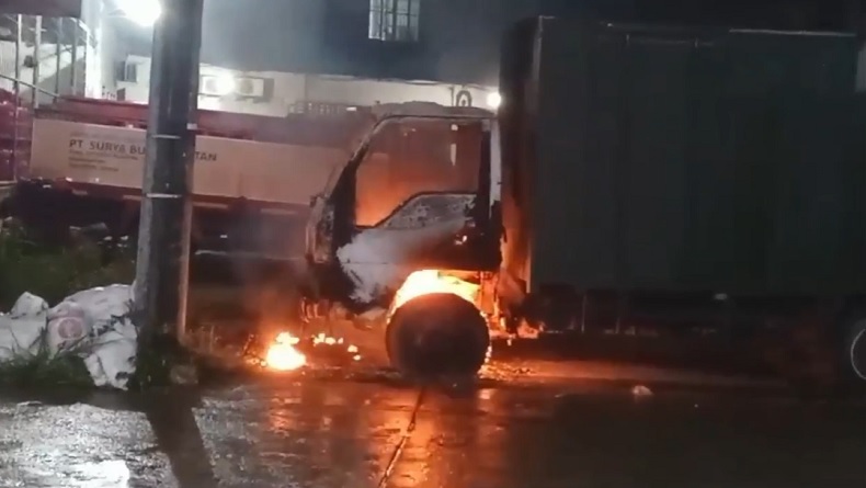 Truk Ekspedisi di Batam Dibakar OTK, Polisi Periksa CCTV