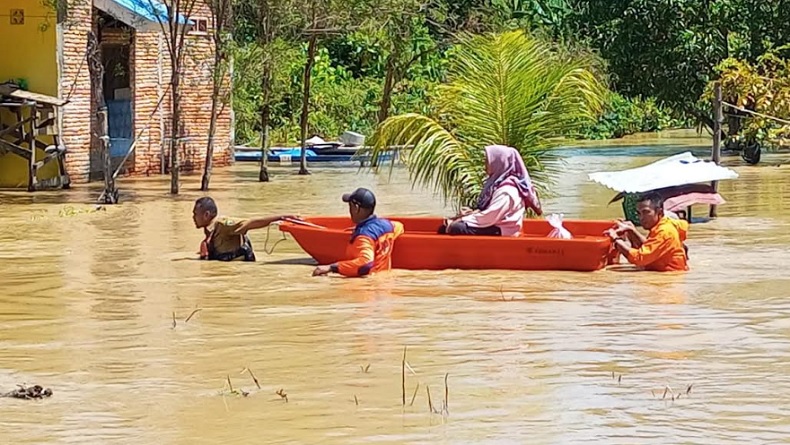 Tanggul Sungai Jebol Akibat Hujan Lebat, Permukiman Warga Di Luwu ...