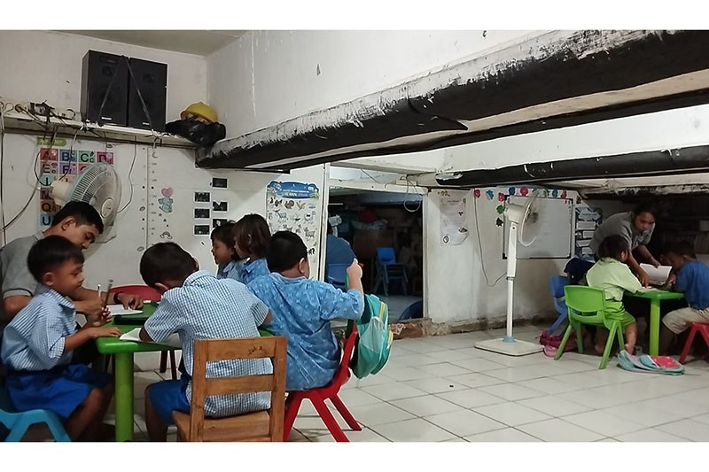 Potret Sekolah di Kolong Tol Jelambar, Siswa Semangat Belajar Meski Ruang Kelas Seadanya - Bagian 2