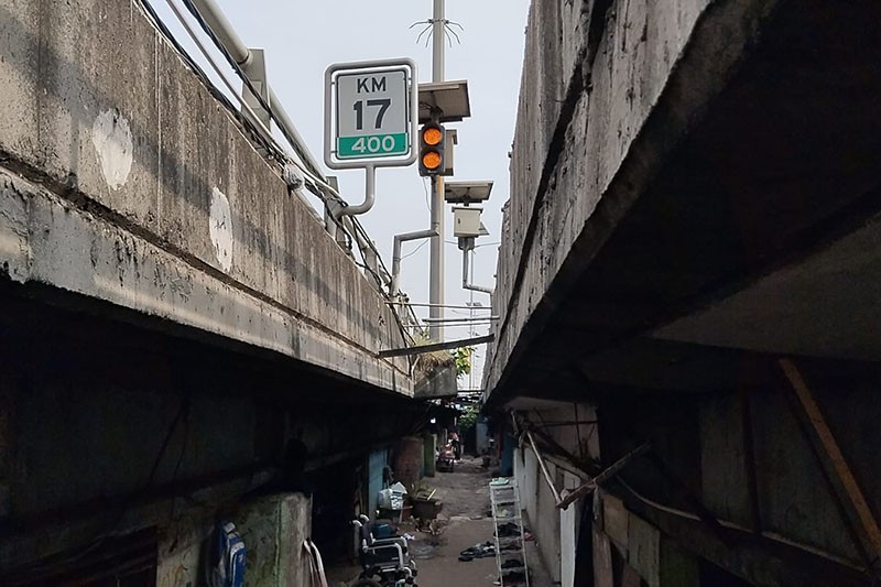 Potret Sekolah di Kolong Tol Jelambar, Siswa Semangat Belajar Meski Ruang Kelas Seadanya - Bagian 7