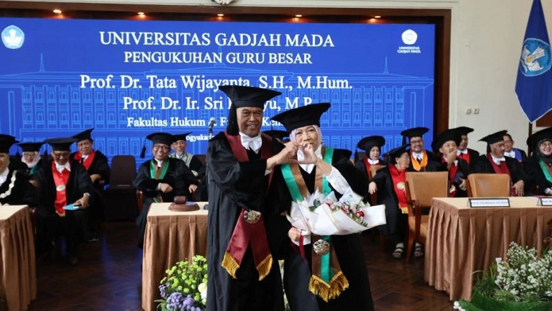 Romantis! Suami Rela Tunggu 10 Tahun demi Dikukuhkan Jadi Profesor UGM Bareng Istri
