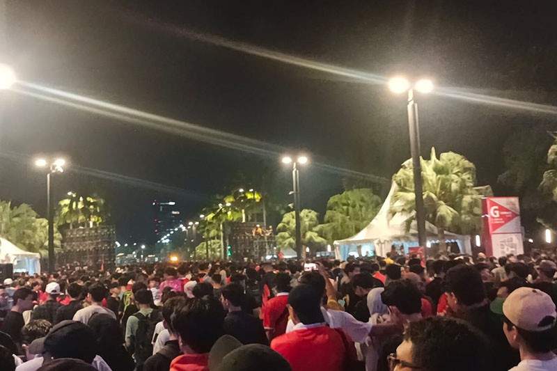 Ribuan Masyarakat Bubar dengan Tertib usai Nobar Timnas Indonesia di GBK  - Bagian 2