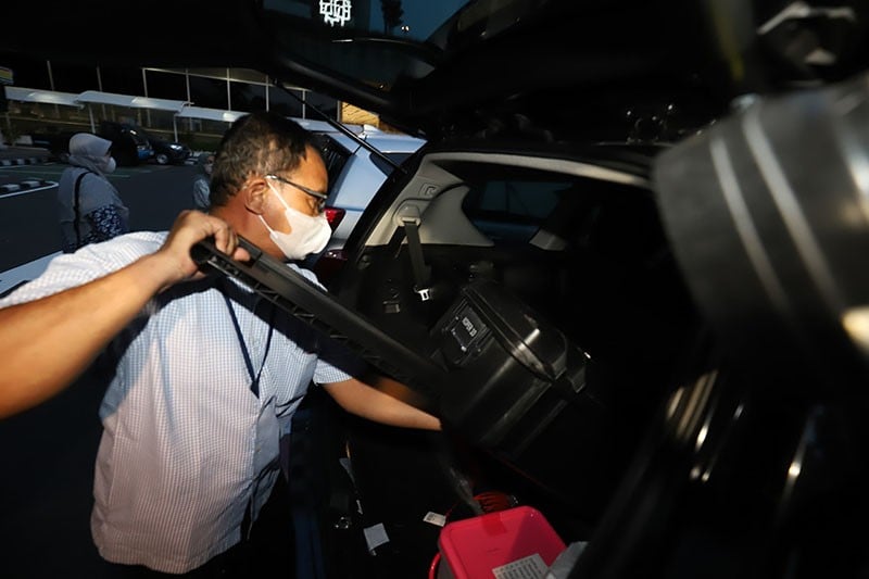 Geledah Ruangan Setjen DPR, Penyidik KPK Bawa Dua Koper Barang Bukti - Bagian 3