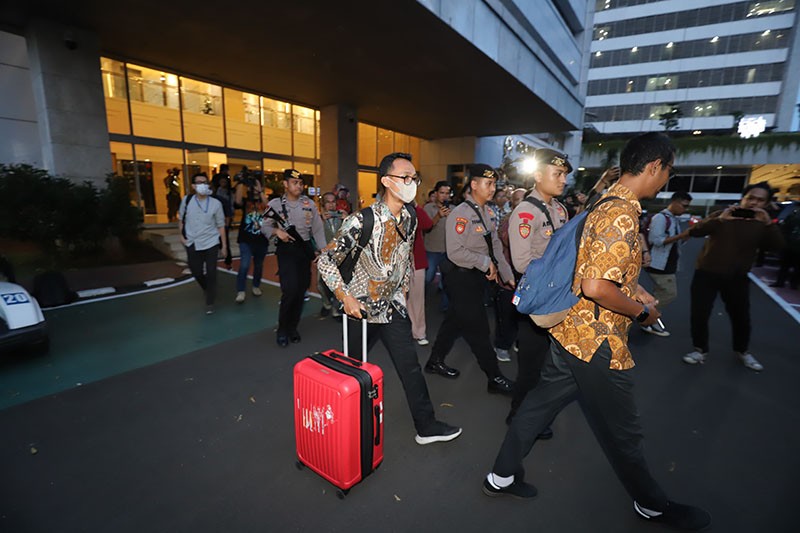 Geledah Ruangan Setjen DPR, Penyidik KPK Bawa Dua Koper Barang Bukti - Bagian 2