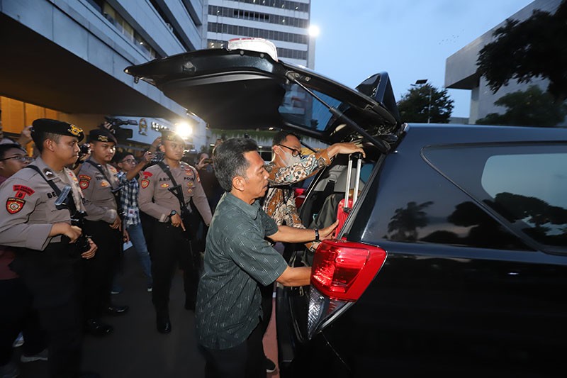 Geledah Ruangan Setjen DPR, Penyidik KPK Bawa Dua Koper Barang Bukti - Bagian 4