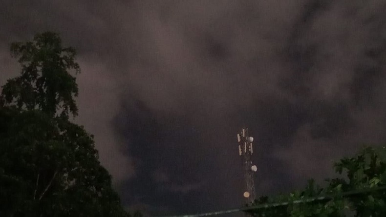 title Abu Vulkanik Erupsi Gunung Ruang Selimuti Manado-Minahasa Utara, Sekolah Diliburkan Abu Vulkanik Erupsi Gunung Ruang Selimuti Manado-Minahasa Utara, Sekolah Diliburkan