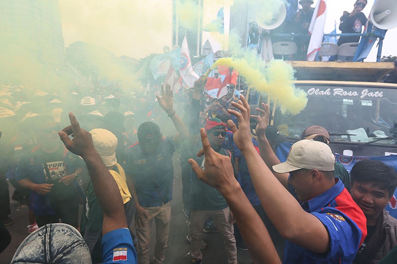 Bak Suporter Sepak Bola, Buruh Menyalakan Flare Sambil Sampaikan Tuntutan - Bagian 3