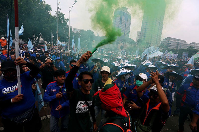 Bak Suporter Sepak Bola, Buruh Menyalakan Flare Sambil Sampaikan Tuntutan - Bagian 1