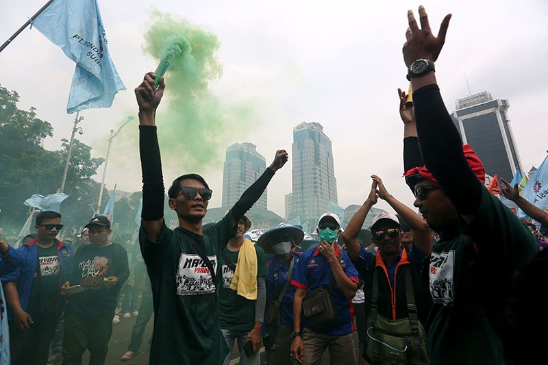 Bak Suporter Sepak Bola, Buruh Menyalakan Flare Sambil Sampaikan Tuntutan - Bagian 2