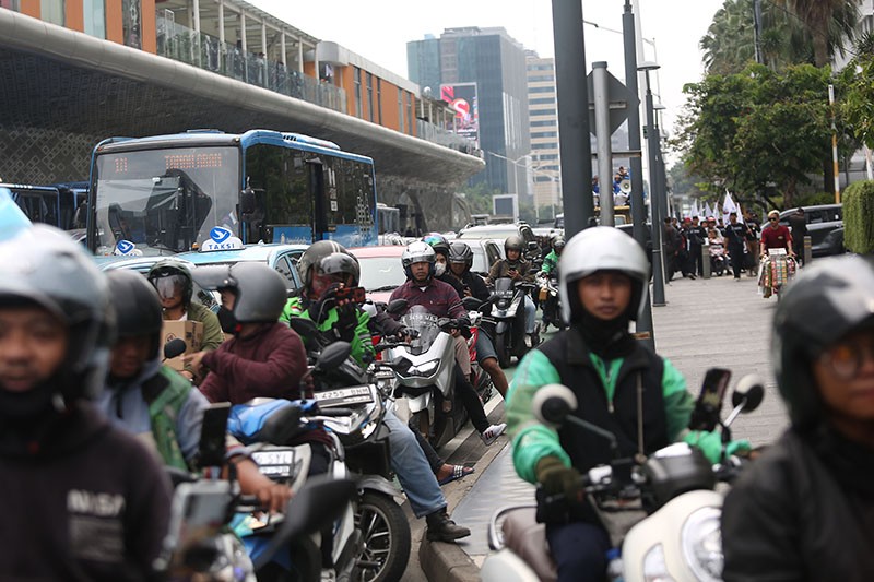 Imbas Aksi Hari Buruh, Jalan Protokol Jakarta Macet 3 Kilometer - Bagian 4