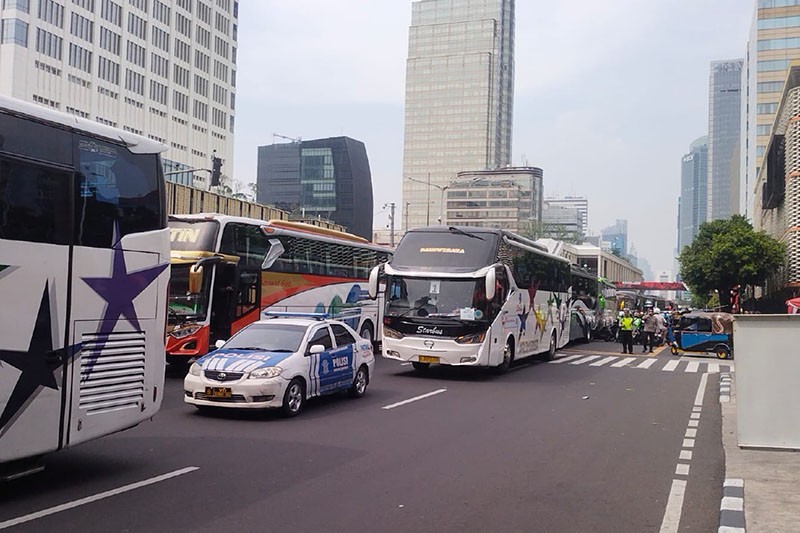 Aksi May Day, Ribuan Buruh Longmarch dari Bundaran HI ke Patung Kuda Monas - Bagian 4
