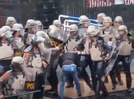 Aksi May Day di Kantor Gubernur Jateng Ricuh, 1 Mahasiswa Luka Kena Pentungan