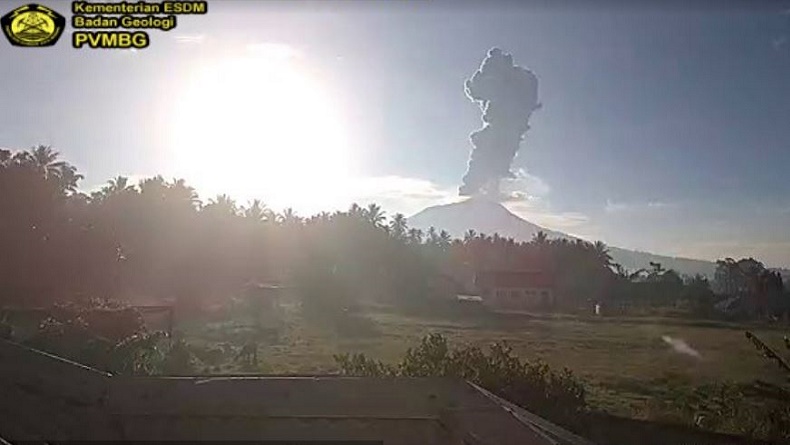 Gunung Ibu Erupsi Kamis Pagi, Tinggi Letusan 1.200 Meter di Atas Puncak