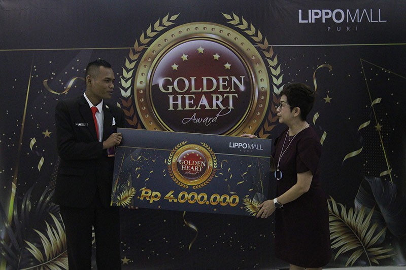 Apresiasi Kejujuran Karyawan, Lippo Mall Puri Berikan 3 Pekerja Bonus Uang Tunai - Bagian 2