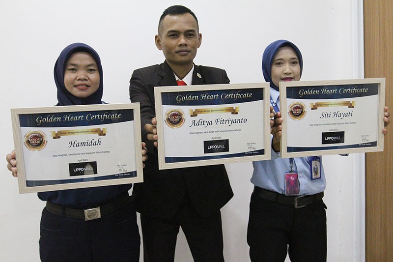 Apresiasi Kejujuran Karyawan, Lippo Mall Puri Berikan 3 Pekerja Bonus Uang Tunai - Bagian 3