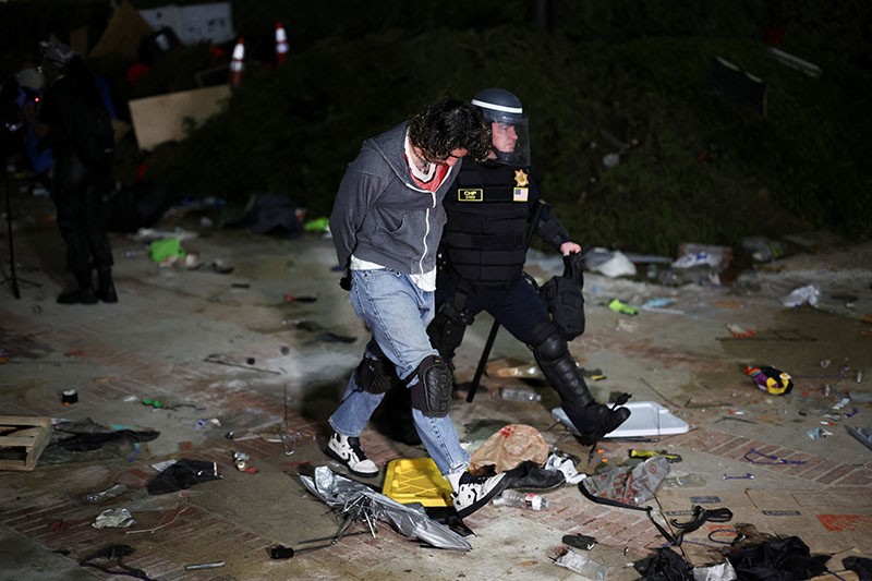 Puluhan Mahasiswa UCLA Pro-Palestina Ditangkap Polisi AS - Bagian 4