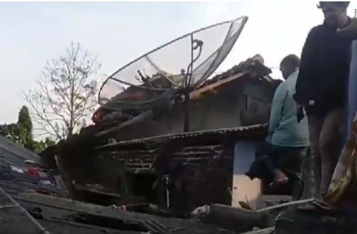 Viral Motor Wisatawan Nyangkut di Atap Rumah Warga Semarang karena Rem Blong