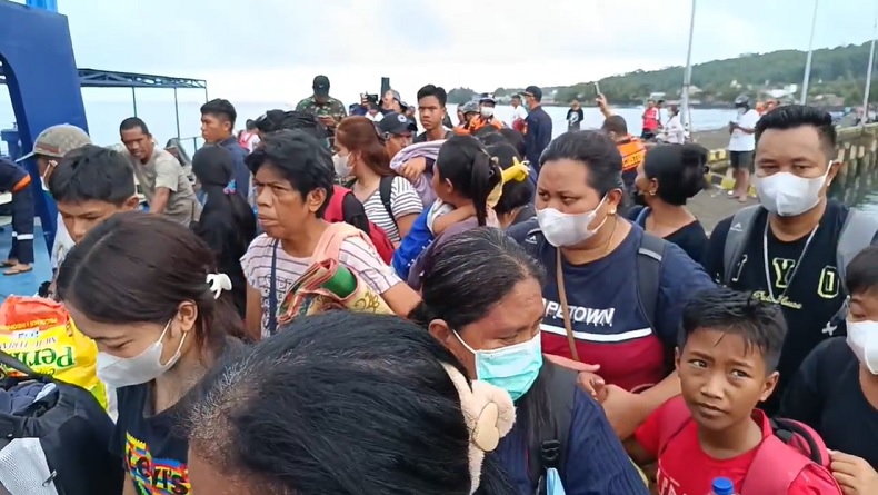 title Update Dampak Erupsi Gunung Ruang, Ratusan Pengungsi Naiki Kapal Bea Cukai di Tagulandang Update Dampak Erupsi Gunung Ruang, Ratusan Pengungsi Naiki Kapal Bea Cukai di Tagulandang