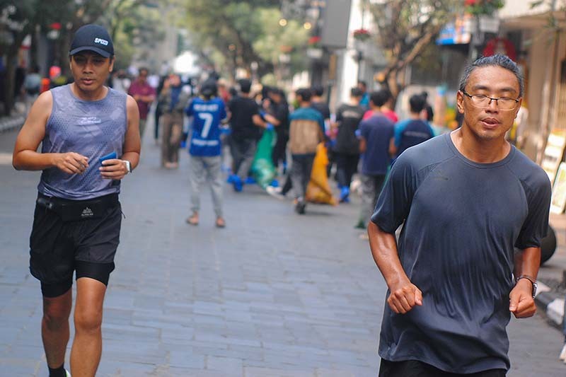 Warga Kota Bandung Menikmati Jalan Braga Sambil Berolahraga - Bagian 2