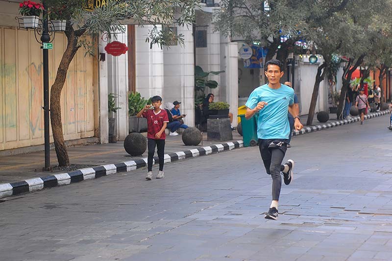 Warga Kota Bandung Menikmati Jalan Braga Sambil Berolahraga - Bagian 3