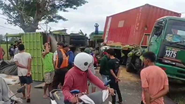 title 2 Truk Tabrakan di Jalan Trans Sulawesi, Sopir Dilarikan ke RSUD Sidrap 2 Truk Tabrakan di Jalan Trans Sulawesi, Sopir Dilarikan ke RSUD Sidrap
