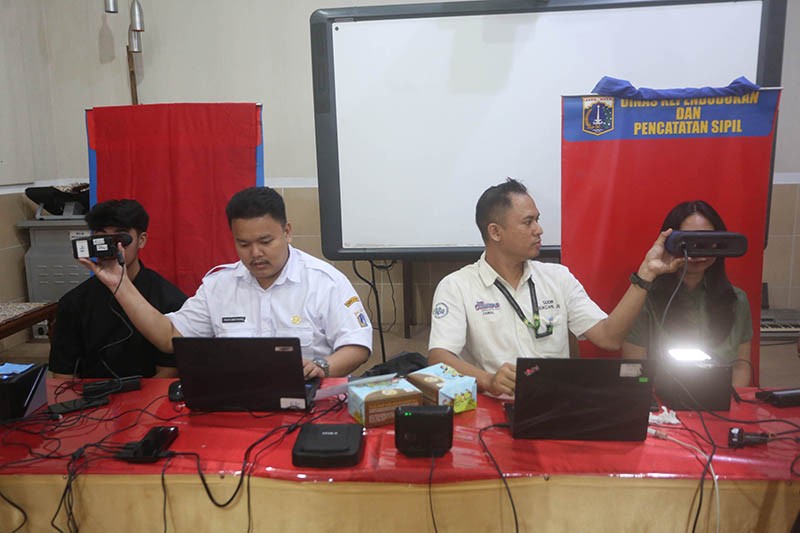 Dukcapil Jaksel Jemput Bola untuk Perekaman e-KTP di Sejumlah Sekolah - Bagian 3
