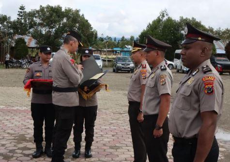 title Kapolri Beri Pin Emas 3 Anggota Polisi di Pegunungan Bintang Papua, 5 Naik Pangkat Kapolri Beri Pin Emas 3 Anggota Polisi di Pegunungan Bintang Papua, 5 Naik Pangkat