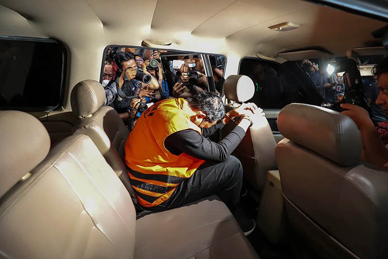 Bupati Sidoarjo Ahmad Muhdlor Ali Tertunduk Masuk Mobil Tahanan KPK - Bagian 1